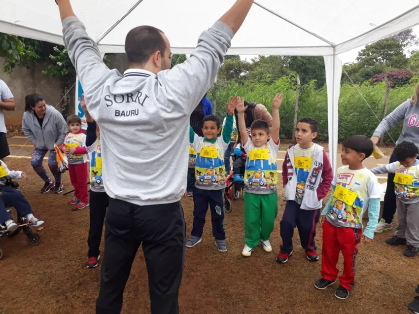 Crian�as atendidas pela SORRI-BAURU marcam presen�a na III Corrida Infantil do 4� Batalh�o da PM