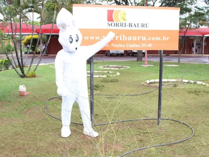 O Coelho da P�scoa visita a SORRI-BAURU