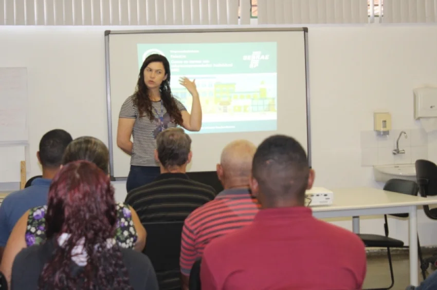 Usu�rios da SORRI-BAURU assistem palestra ministrada pelo SEBRAE Bauru