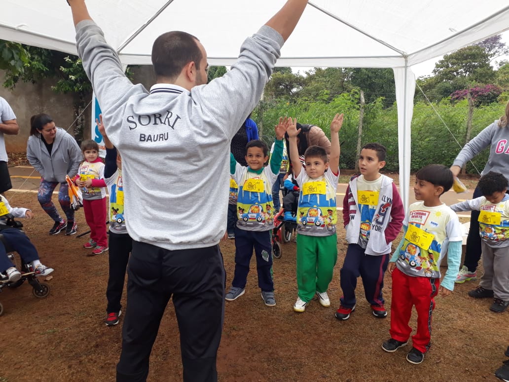 Crian�as atendidas pela SORRI-BAURU marcam presen�a na III Corrida Infantil do 4� Batalh�o da PM
